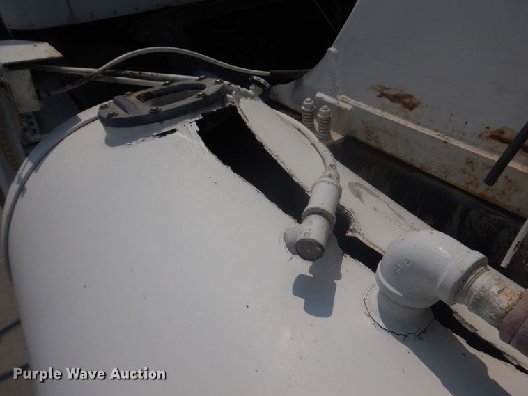 image for item DM7331 2000 International 5600i  ready mix truck