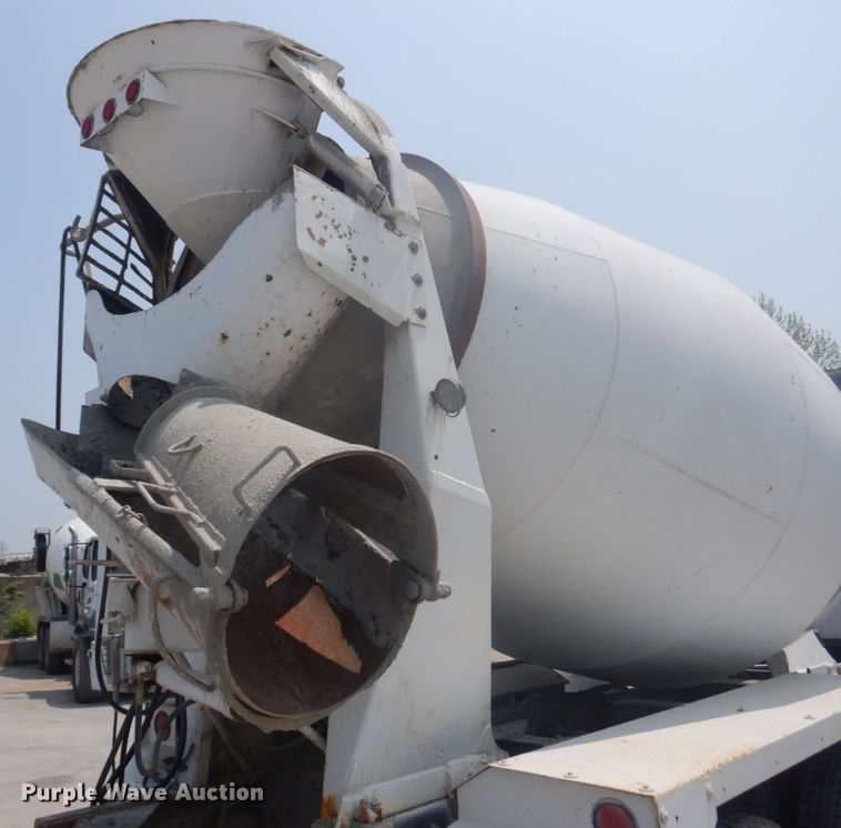 image for item DM7331 2000 International 5600i  ready mix truck