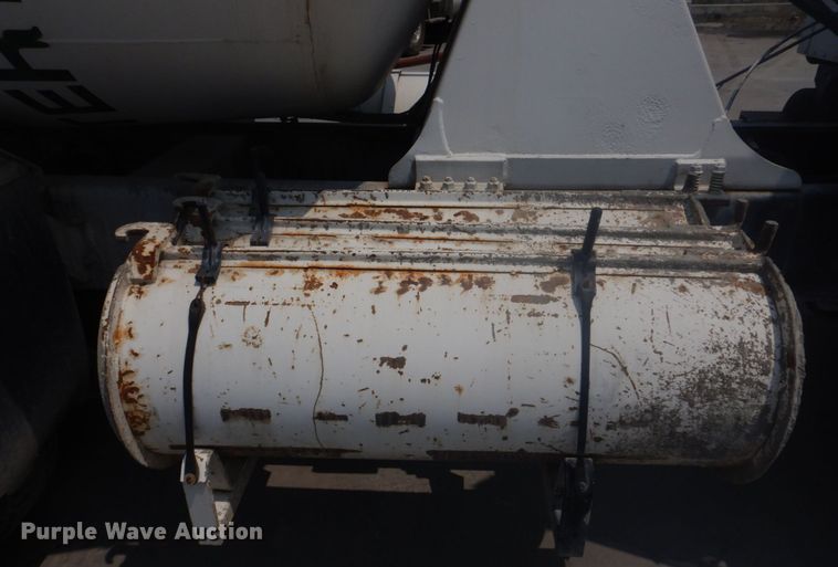 image for item DM7331 2000 International 5600i  ready mix truck