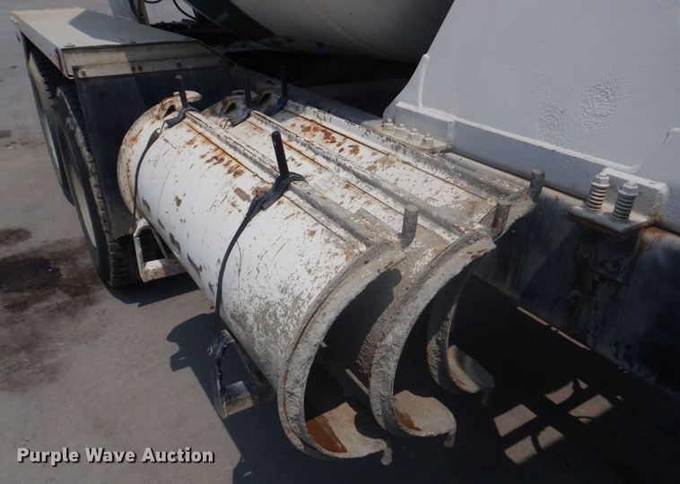 image for item DM7331 2000 International 5600i  ready mix truck