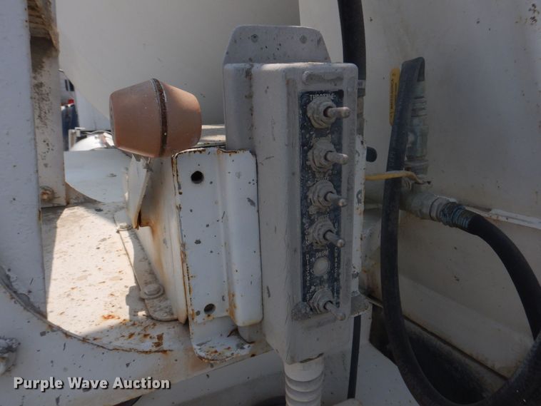 image for item DM7331 2000 International 5600i  ready mix truck