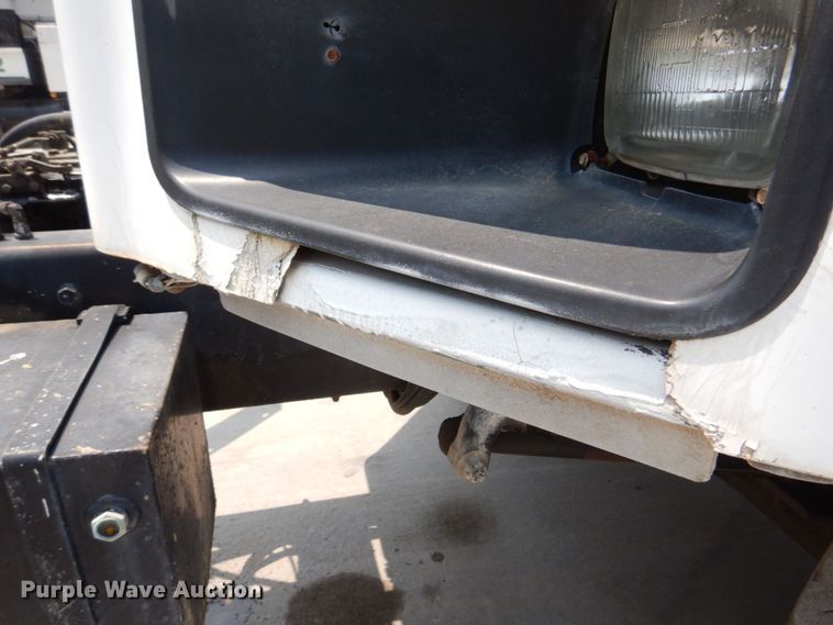 image for item DM7331 2000 International 5600i  ready mix truck