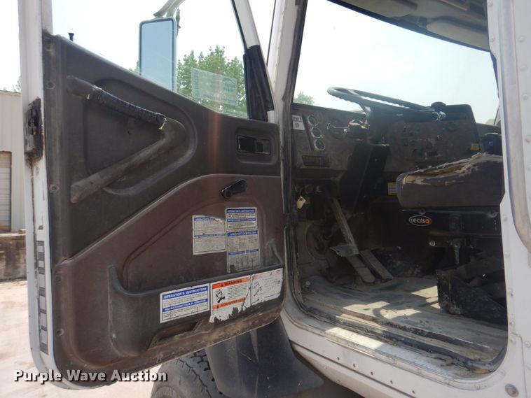 image for item DM7331 2000 International 5600i  ready mix truck