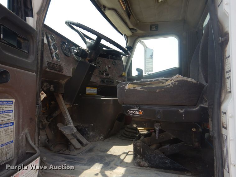 image for item DM7331 2000 International 5600i  ready mix truck