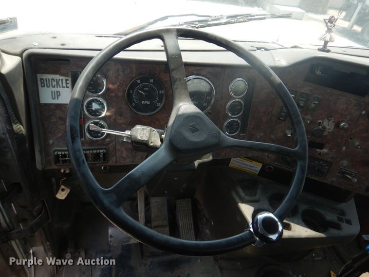 image for item DM7331 2000 International 5600i  ready mix truck