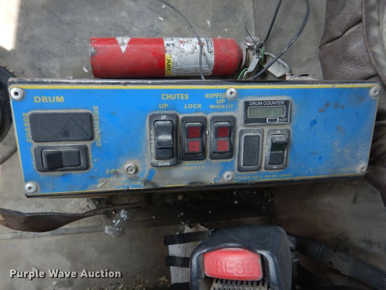 image for item DM7331 2000 International 5600i  ready mix truck