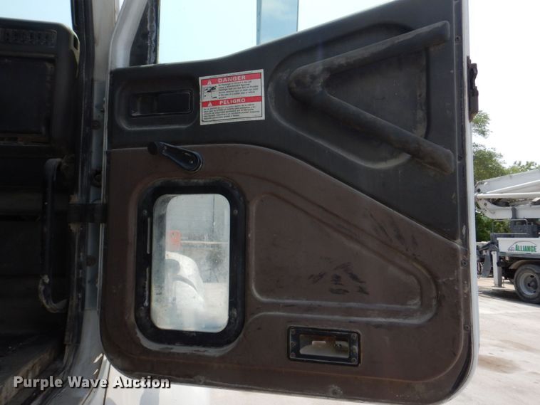 image for item DM7331 2000 International 5600i  ready mix truck