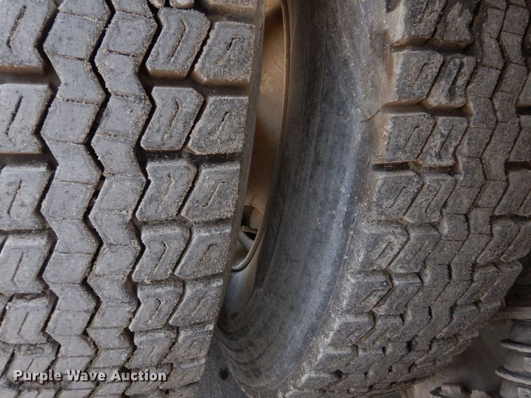 image for item DM7331 2000 International 5600i  ready mix truck