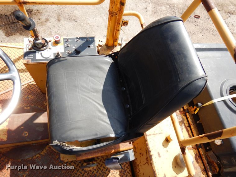 image for item DR0419 1998 Caterpillar CB434C  double drum roller