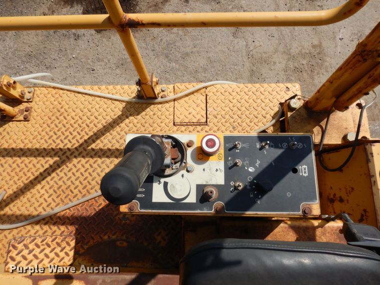 image for item DR0419 1998 Caterpillar CB434C  double drum roller