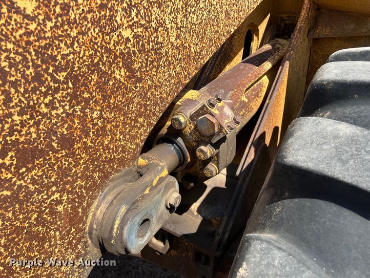 image for item DR1371 1983 Caterpillar 966D  wheel loader