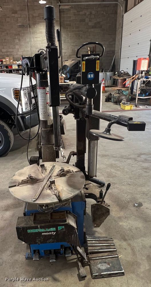 image for item DR1480 Hofmann Monty 1625B  rim clamp tire machine