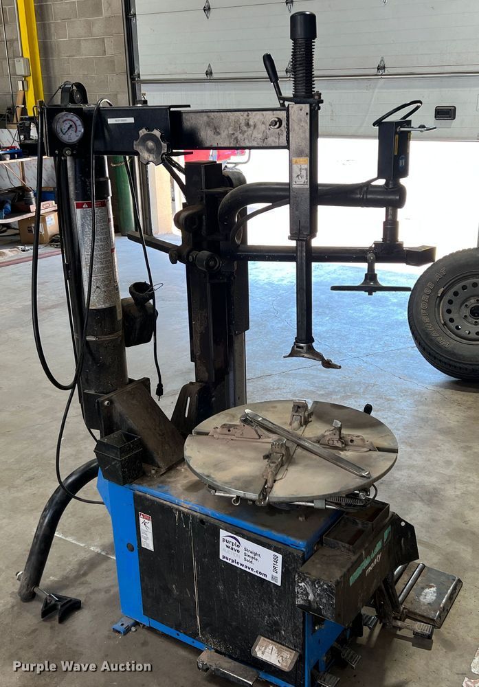 image for item DR1480 Hofmann Monty 1625B  rim clamp tire machine