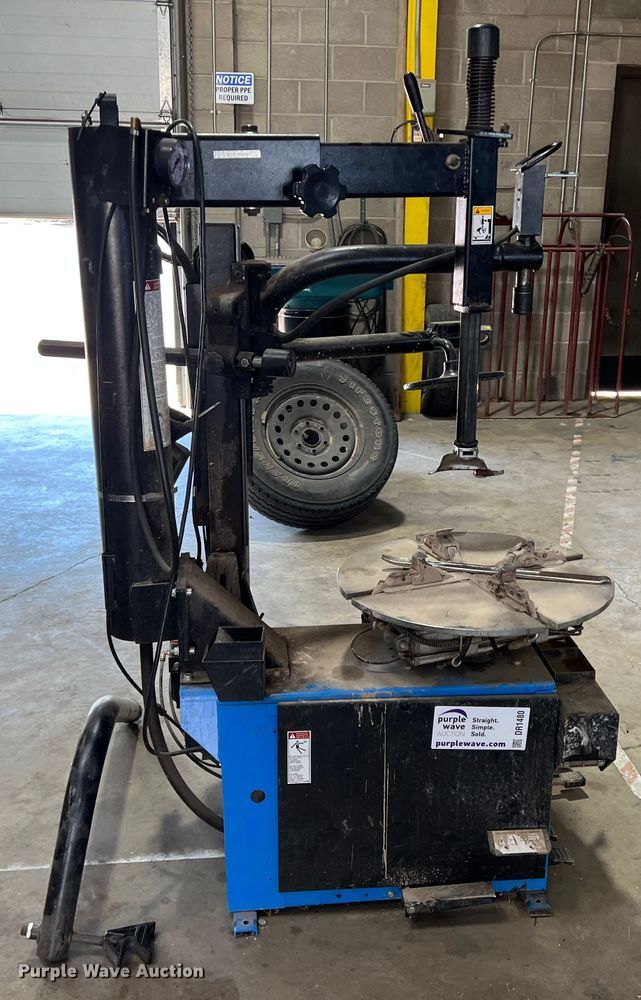 image for item DR1480 Hofmann Monty 1625B  rim clamp tire machine