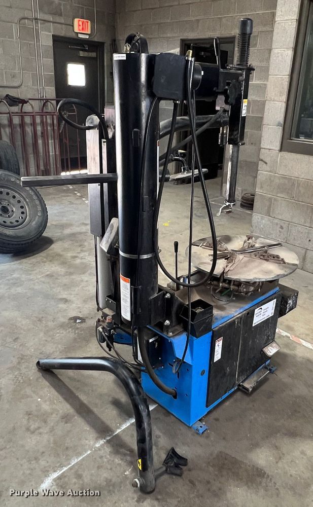 image for item DR1480 Hofmann Monty 1625B  rim clamp tire machine