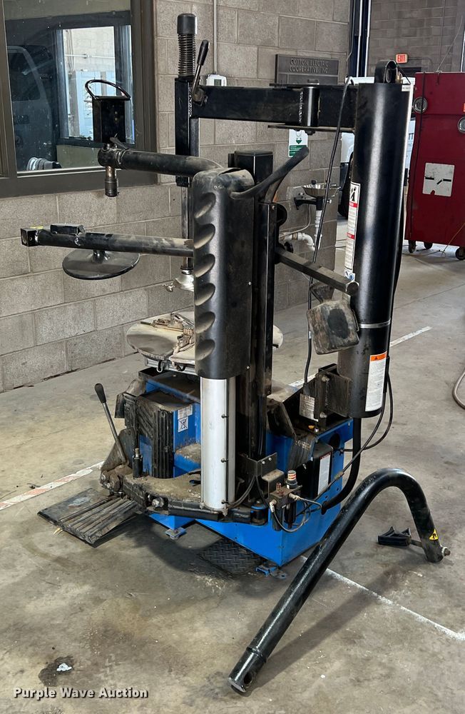 image for item DR1480 Hofmann Monty 1625B  rim clamp tire machine