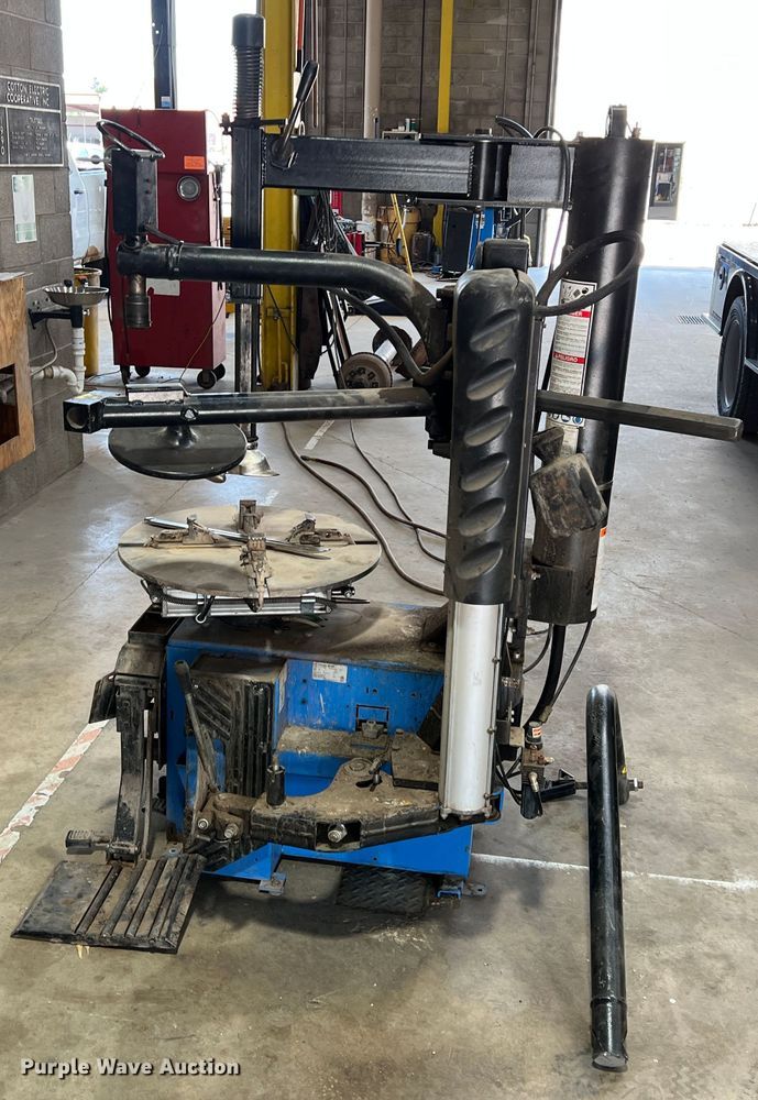 image for item DR1480 Hofmann Monty 1625B  rim clamp tire machine