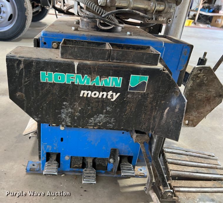 image for item DR1480 Hofmann Monty 1625B  rim clamp tire machine