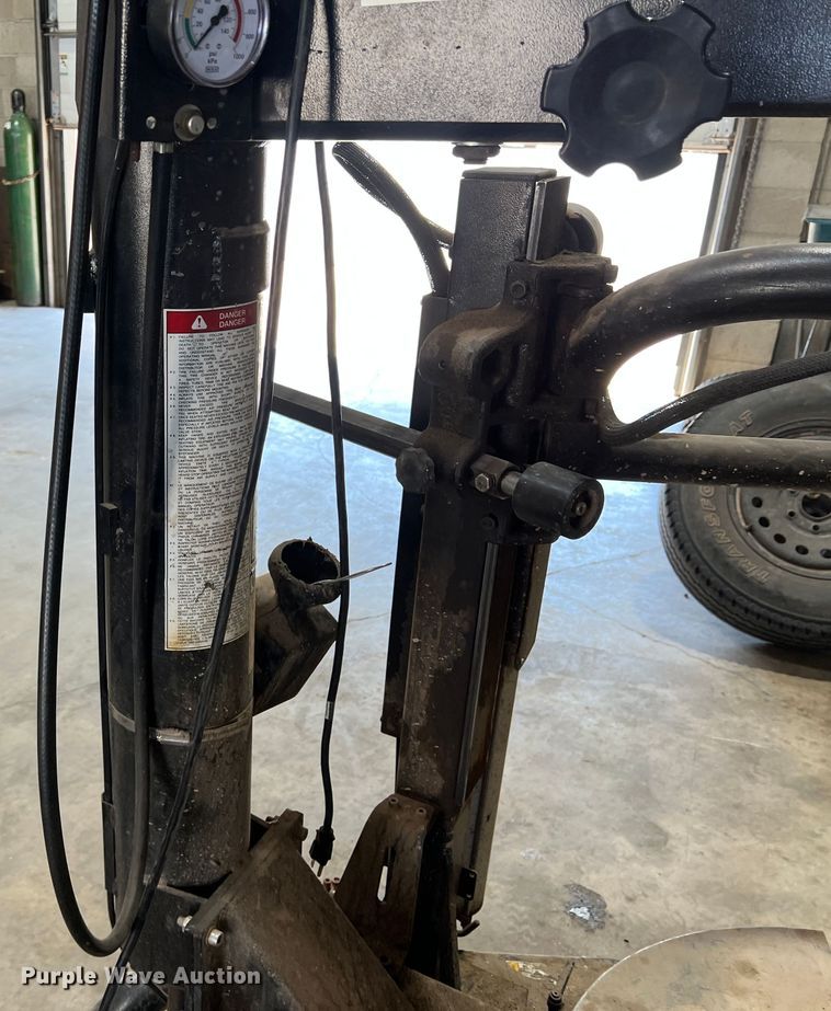 image for item DR1480 Hofmann Monty 1625B  rim clamp tire machine