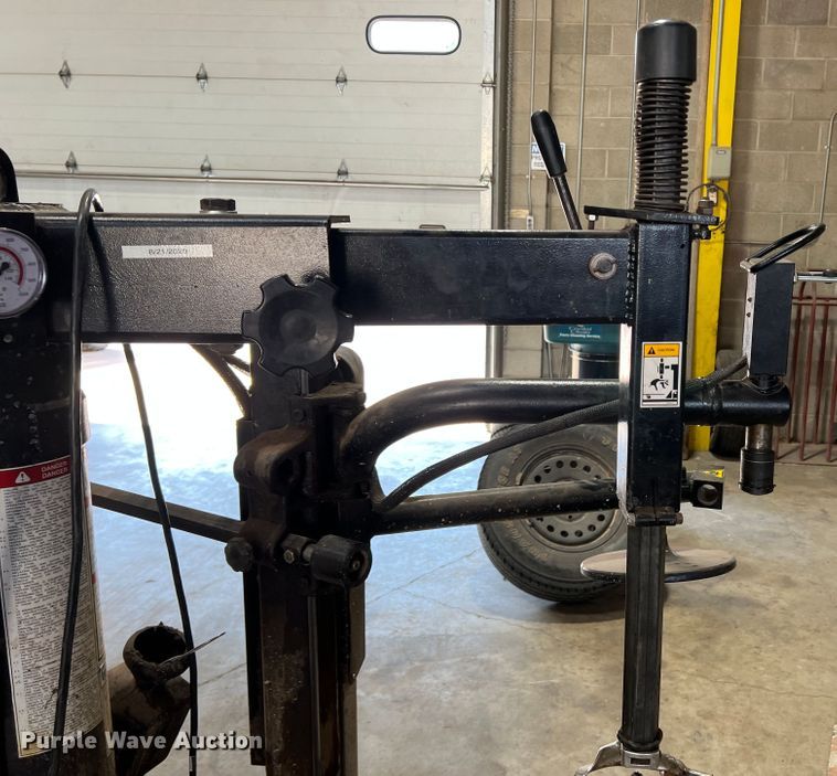 image for item DR1480 Hofmann Monty 1625B  rim clamp tire machine