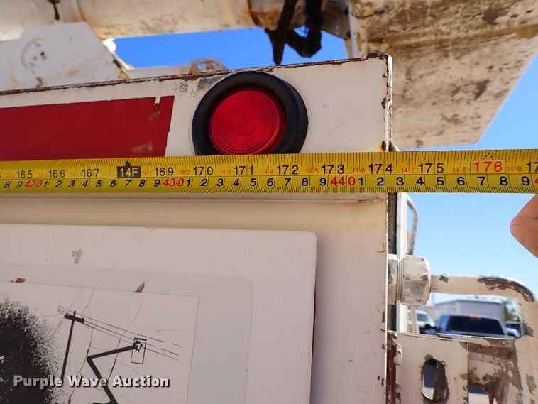 image for item IN9671 1999 International 4700  bucket truck