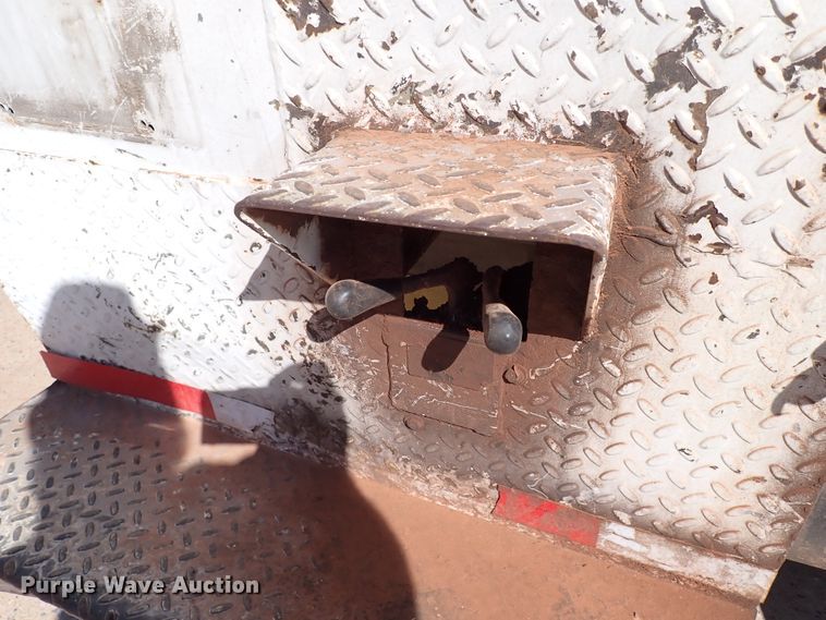 image for item IN9671 1999 International 4700  bucket truck