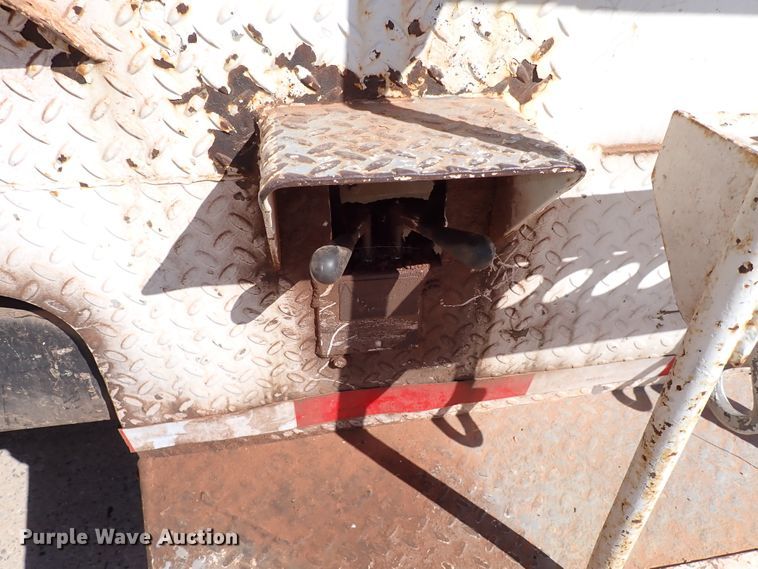 image for item IN9671 1999 International 4700  bucket truck