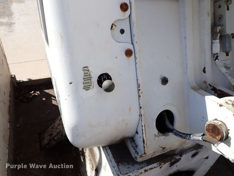 image for item IN9671 1999 International 4700  bucket truck