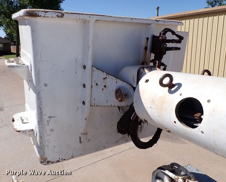 image for item IN9671 1999 International 4700  bucket truck