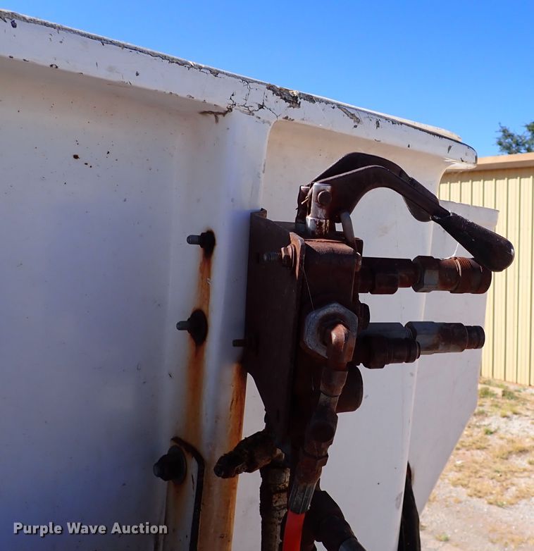 image for item IN9671 1999 International 4700  bucket truck