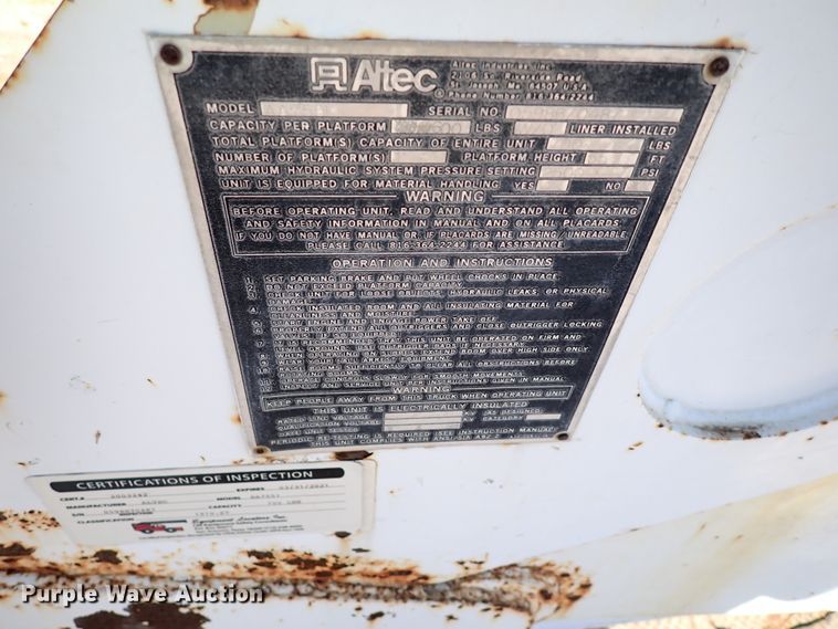 image for item IN9671 1999 International 4700  bucket truck