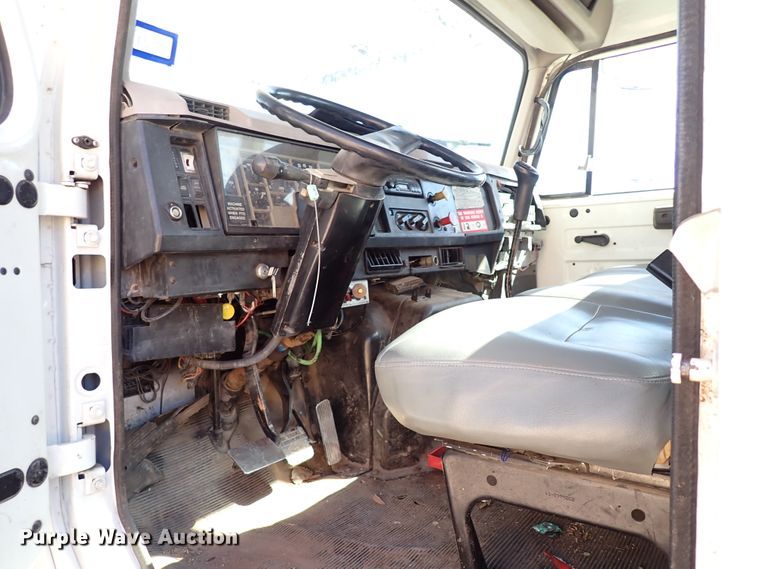 image for item IN9671 1999 International 4700  bucket truck