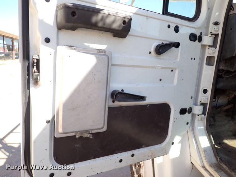 image for item IN9671 1999 International 4700  bucket truck