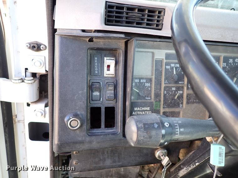 image for item IN9671 1999 International 4700  bucket truck