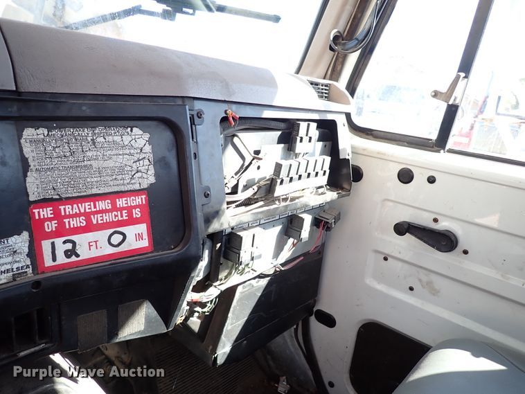 image for item IN9671 1999 International 4700  bucket truck