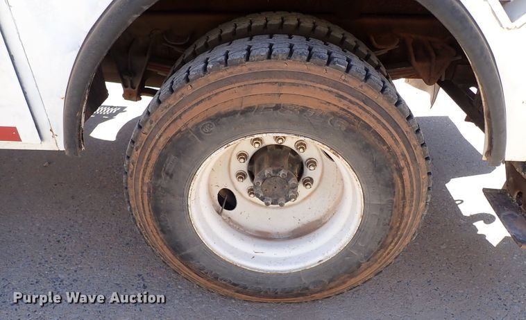 image for item IN9671 1999 International 4700  bucket truck