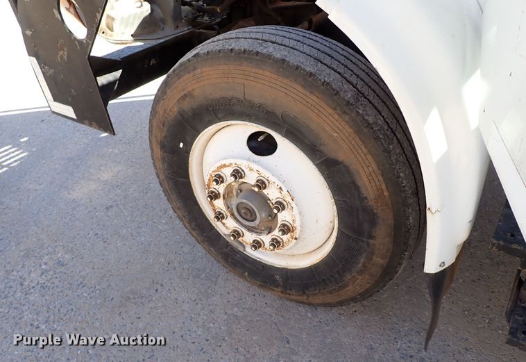 image for item IN9671 1999 International 4700  bucket truck