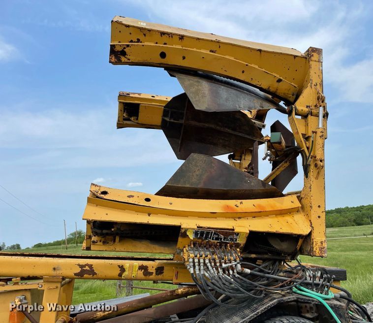 image for item JC9864 1990 GMC C6000  truck with Vermeer tree spade