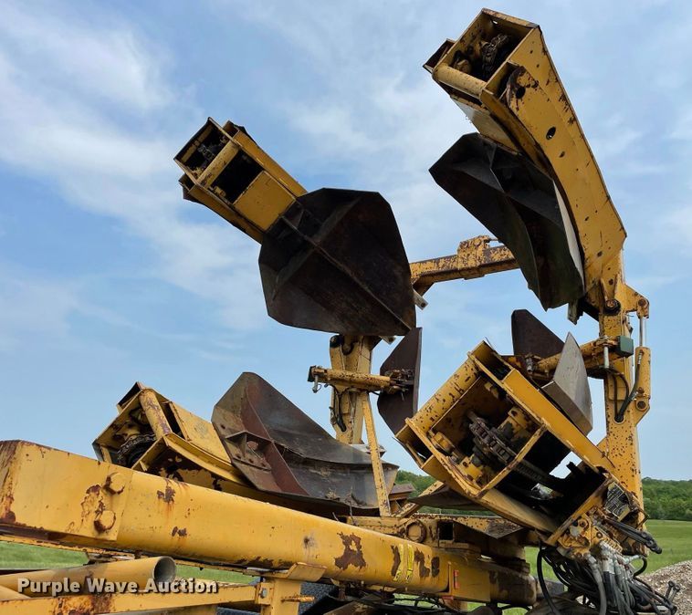 image for item JC9864 1990 GMC C6000  truck with Vermeer tree spade