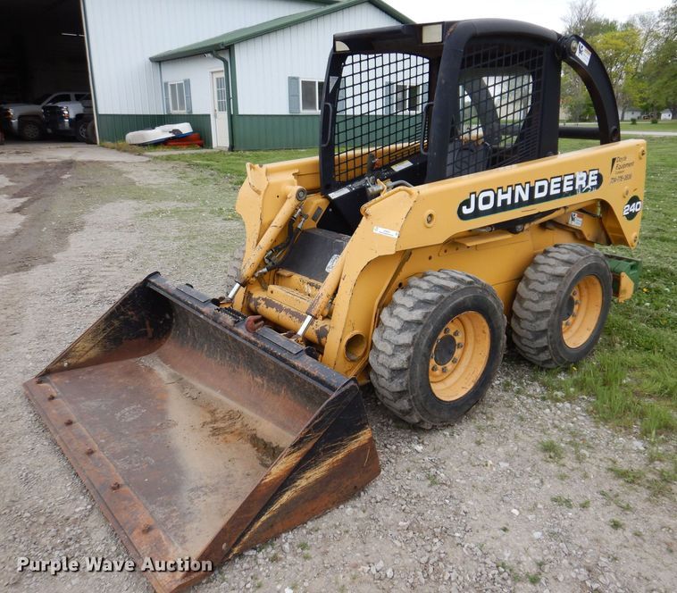 image for item JH9852 2000 John Deere 240  skid steer loader