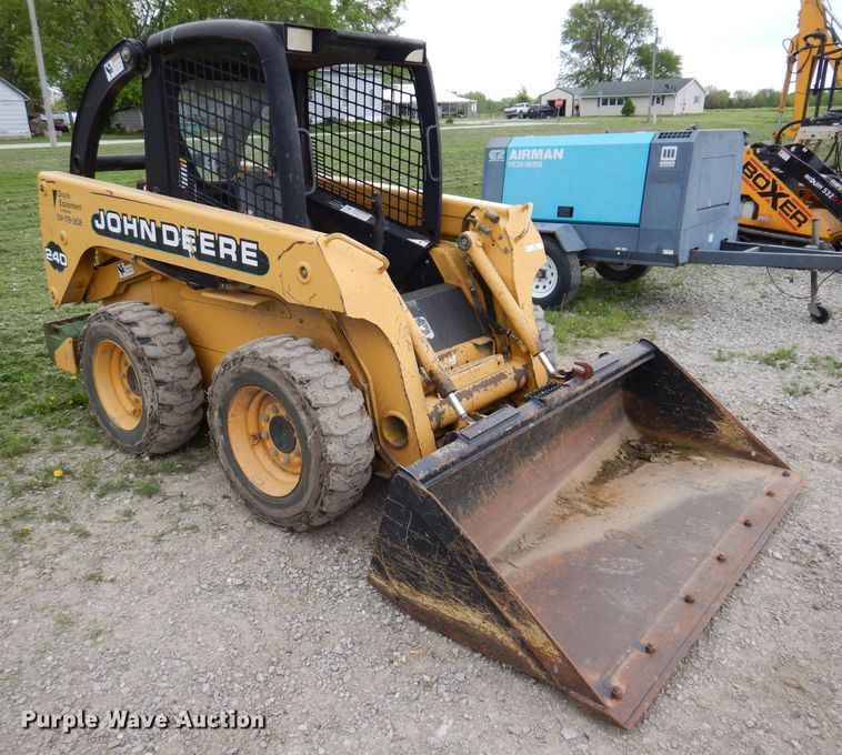 image for item JH9852 2000 John Deere 240  skid steer loader