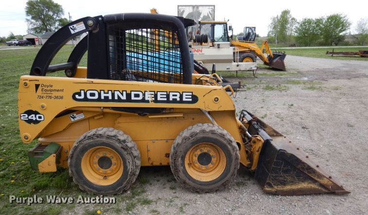image for item JH9852 2000 John Deere 240  skid steer loader