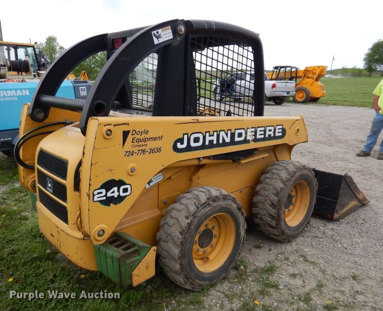 image for item JH9852 2000 John Deere 240  skid steer loader