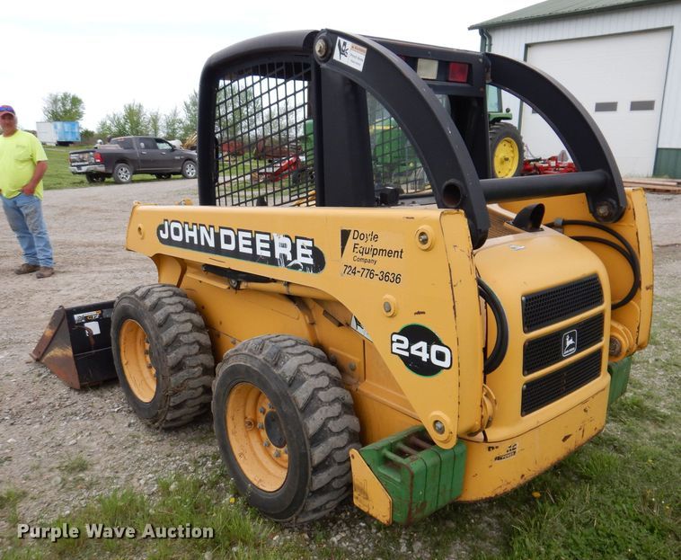 image for item JH9852 2000 John Deere 240  skid steer loader