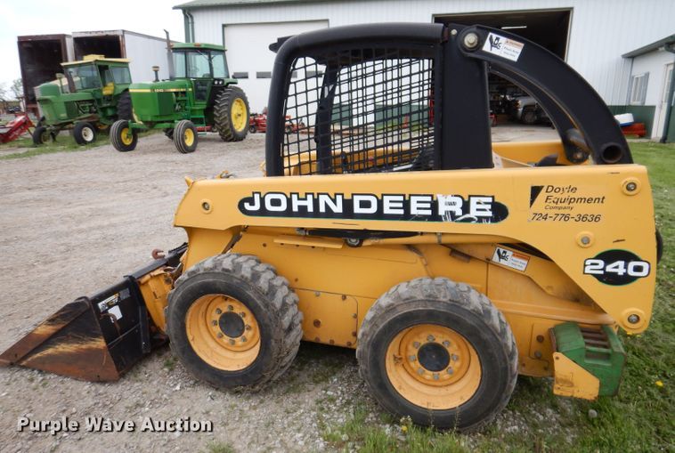 image for item JH9852 2000 John Deere 240  skid steer loader