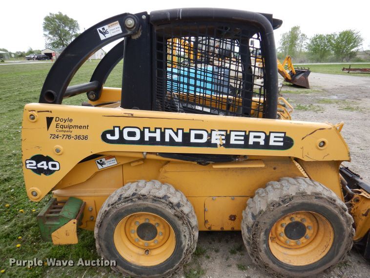 image for item JH9852 2000 John Deere 240  skid steer loader