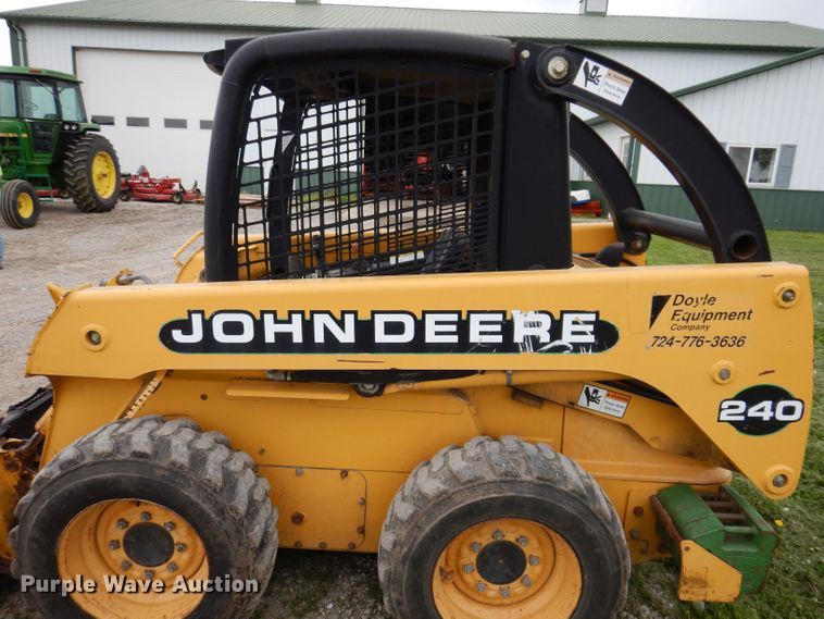 image for item JH9852 2000 John Deere 240  skid steer loader