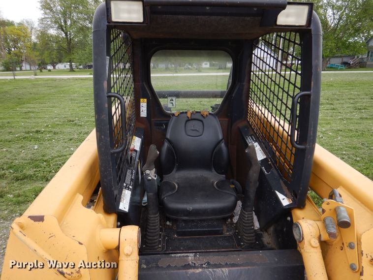 image for item JH9852 2000 John Deere 240  skid steer loader