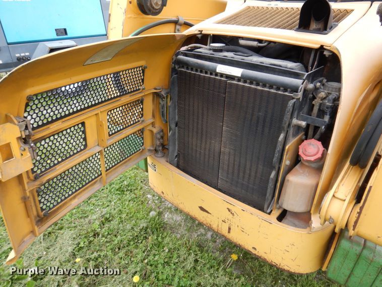 image for item JH9852 2000 John Deere 240  skid steer loader