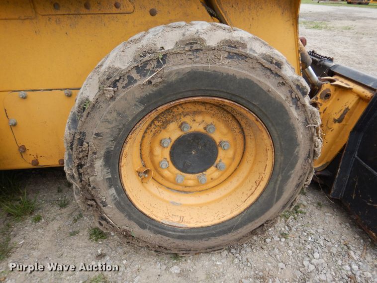 image for item JH9852 2000 John Deere 240  skid steer loader